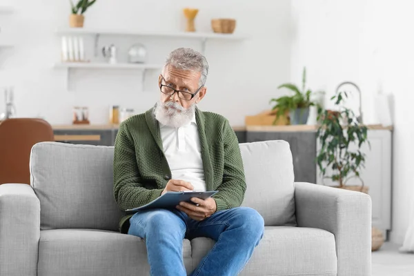 Male Psychologist Clipboard Video Chatting Kitchen — Stock Photo, Image