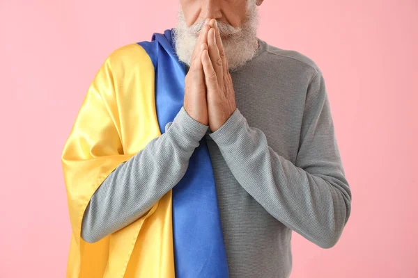 Érett Férfi Zászló Ukrajna Imádkozik Rózsaszín Háttér Közelkép — Stock Fotó