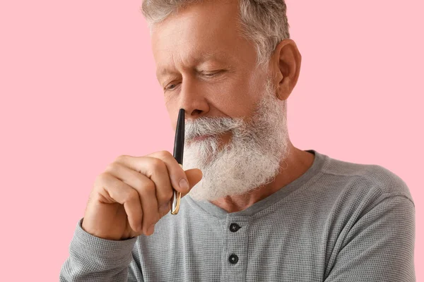 ชายผ ใหญ ปากกาบนพ นหล ชมพ ใกล — ภาพถ่ายสต็อก