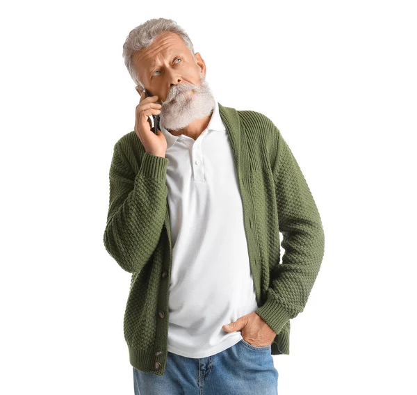 Bedachtzame Volwassen Man Praten Door Mobiele Telefoon Witte Achtergrond — Stockfoto