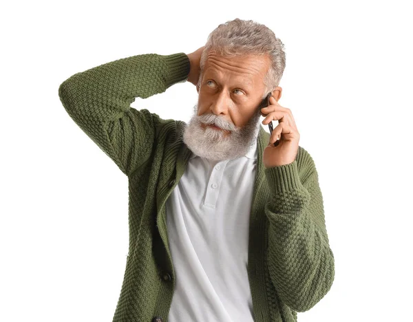 Homme Mûr Réfléchi Parlant Par Téléphone Mobile Sur Fond Blanc — Photo