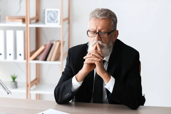 Volwassen Zakenman Biddend Aan Tafel Functie — Stockfoto