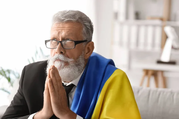 Mature Man Flag Ukraine Praying Sofa Office Closeup — Stock Photo, Image