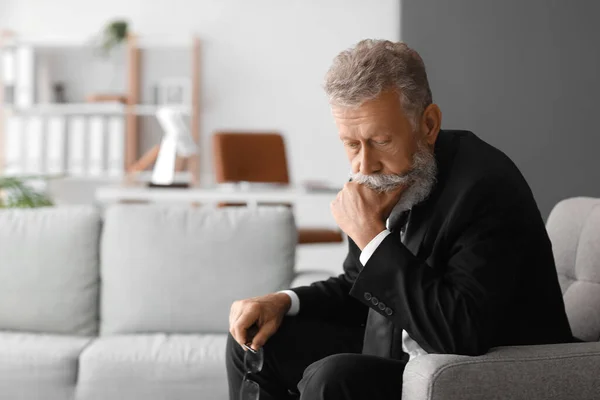 Thoughtful Mature Man Sitting Sofa Office — Stock Photo, Image