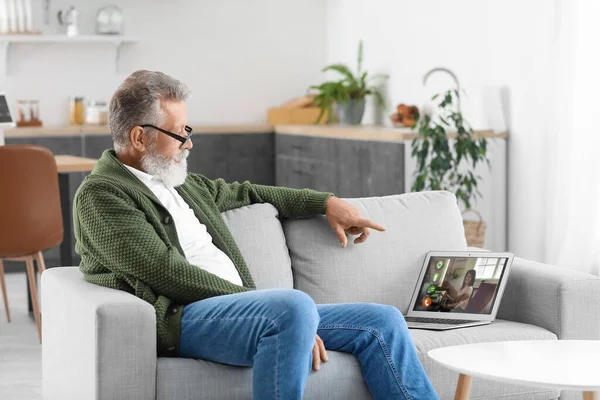 Man Psycholoog Video Chatten Met Patiënt Keuken — Stockfoto