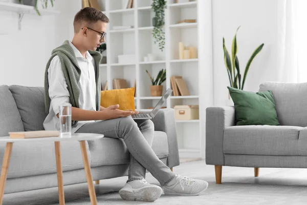 Psicólogo Masculino Com Laptop Vídeo Conversando Casa — Fotografia de Stock