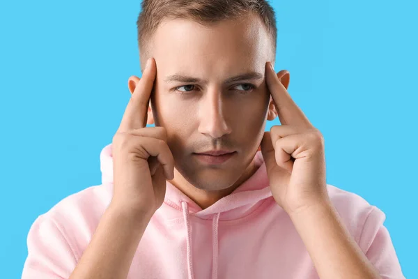 Jeune Homme Réfléchi Sur Fond Bleu Gros Plan — Photo