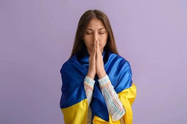 Mujer Joven Con Bandera Ucraniana Rezando Sobre Fondo Lila — Foto de Stock