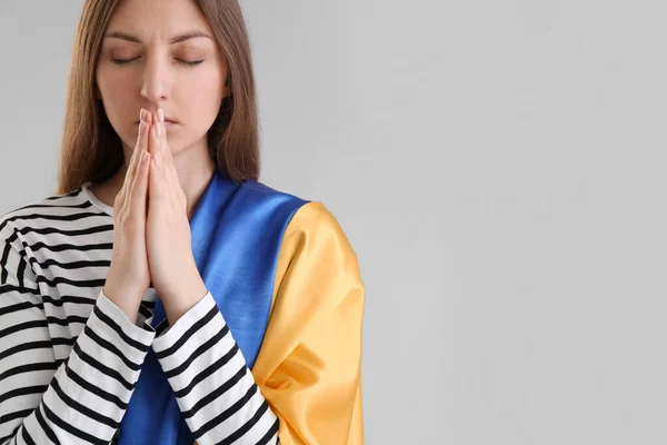 배경에서 기도하는 우크라이나 국기를 클로즈업 — 스톡 사진
