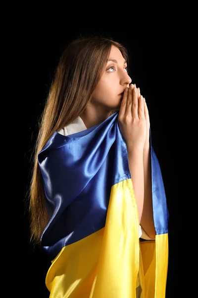 Mujer Joven Con Bandera Ucraniana Rezando Sobre Fondo Negro — Foto de Stock