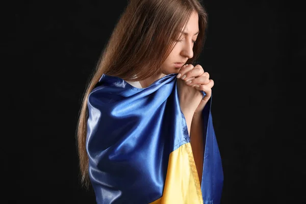 Jeune Femme Avec Drapeau Ukrainien Priant Sur Fond Noir Gros — Photo