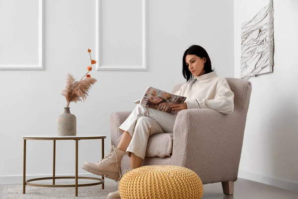 Mujer Joven Leyendo Revista Sillón Beige Casa —  Fotos de Stock