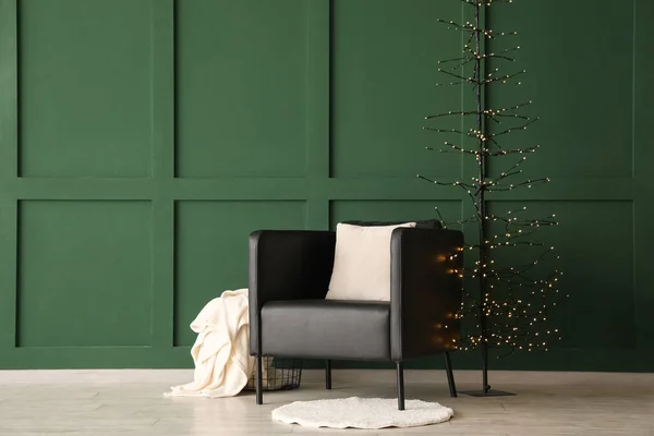 Black Armchair Creative Christmas Tree Basket Plaid Green Wall — Stock Photo, Image