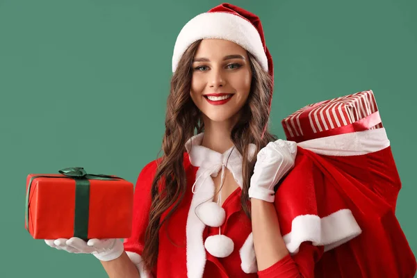 Bella Donna Costume Babbo Natale Con Borsa Regali Sfondo Verde — Foto Stock