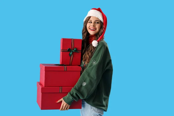 Beautiful Woman Santa Hat Christmas Presents Blue Background — Stock Photo, Image
