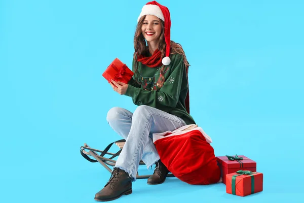 Bella Donna Cappello Babbo Natale Con Borsa Regali Natale Sfondo — Foto Stock