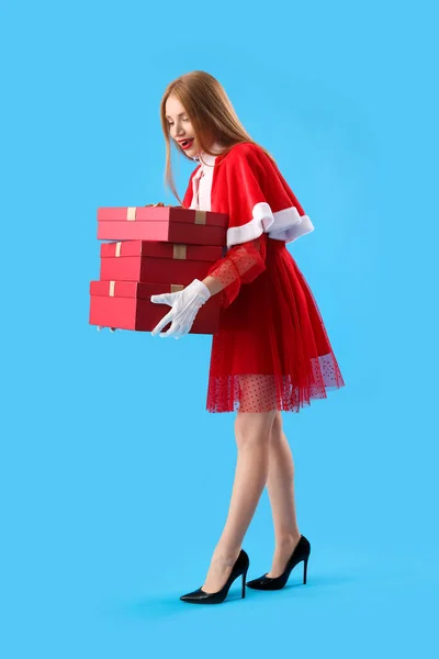 Krásná Mladá Žena Kostýmu Santa Vánoční Dárky Modrém Pozadí — Stock fotografie