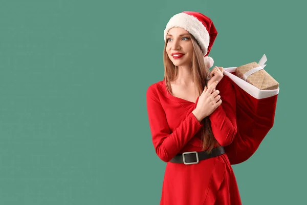 Yeşil Arka Planda Hediyelerle Dolu Noel Baba Şapkalı Güzel Bir — Stok fotoğraf
