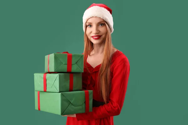 Beautiful Young Woman Santa Hat Christmas Gifts Green Background — Stock Photo, Image