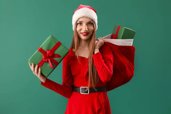 Beautiful Young Woman Santa Hat Bag Gifts Green Background — Stock Photo, Image