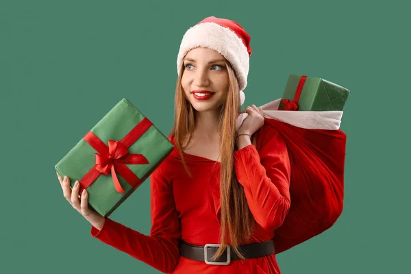 Beautiful Young Woman Santa Hat Bag Gifts Green Background — Stock Photo, Image