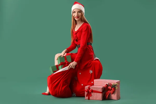 Vacker Ung Kvinna Santa Hatt Med Påse Med Gåvor Sitter — Stockfoto
