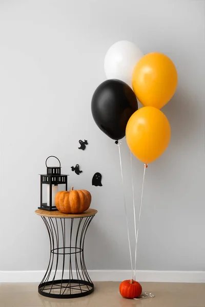 Tisch Mit Kürbis Laterne Und Halloween Luftballons Der Nähe Der — Stockfoto