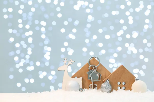 House Figures Key Christmas Decor Table Blurred Lights — Stock Photo, Image