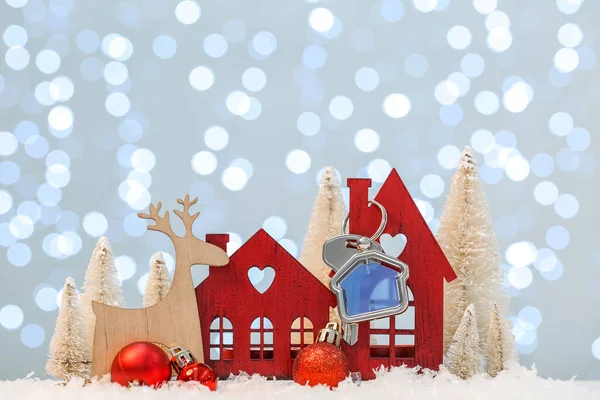 ぼやけた光に対するテーブルの上のキーとクリスマスの装飾を持つ家の図 — ストック写真