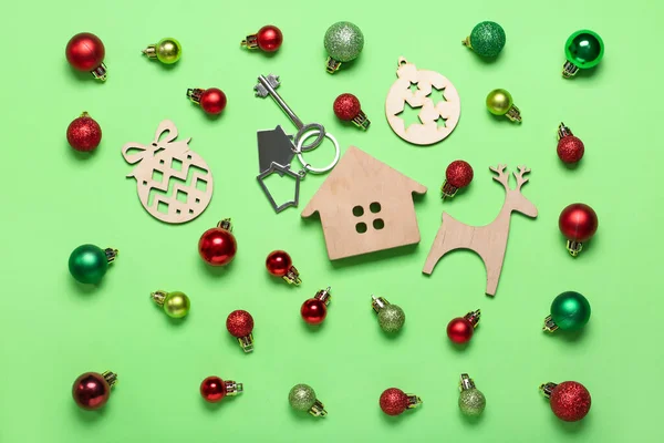 House Figure Key Christmas Decor Green Background — Stock Photo, Image