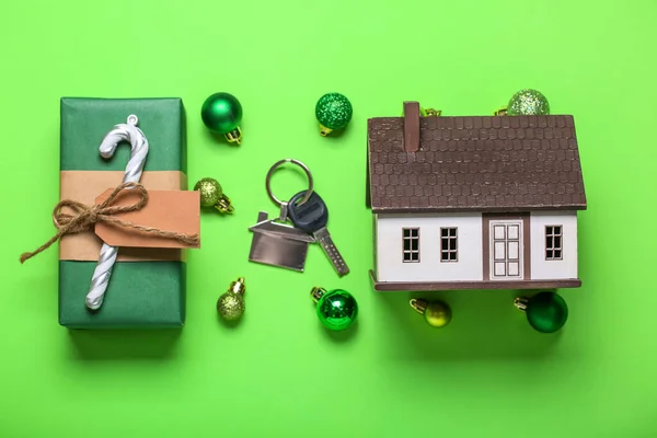 Модель Дома Ключом Подарком Рождественскими Шарами Зеленом Фоне — стоковое фото