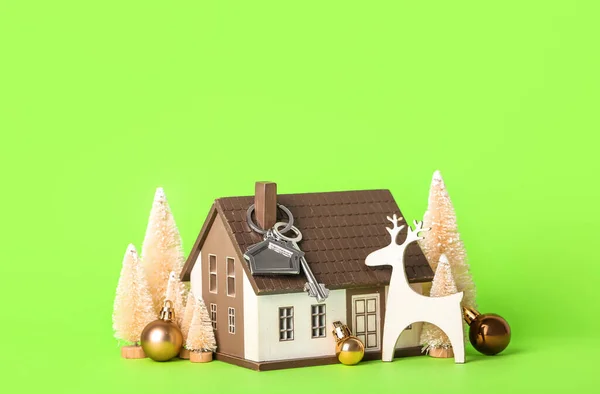 House Model Key Christmas Decor Green Background — Stock Photo, Image
