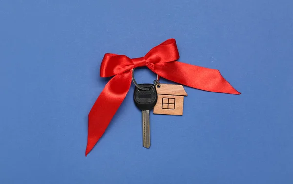 Ключ Нового Дома Луком Голубом Фоне — стоковое фото