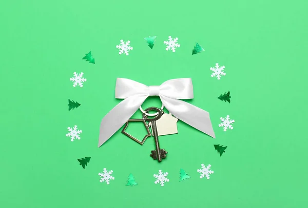 Llave Casa Nueva Con Arco Decoración Navidad Sobre Fondo Verde —  Fotos de Stock