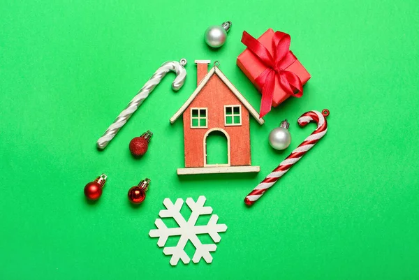 緑の背景にクリスマスの装飾と贈り物と家の図 — ストック写真
