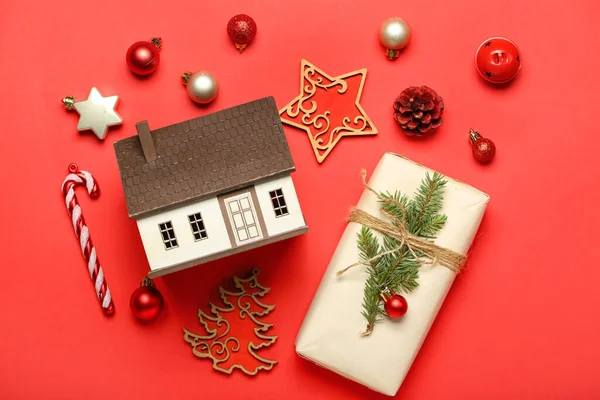 Huismodel Met Kerstdecor Cadeau Rode Achtergrond — Stockfoto