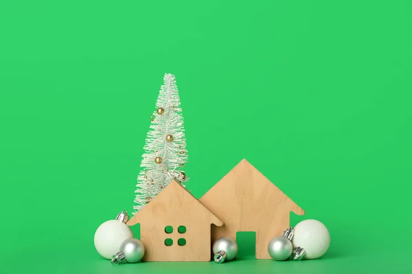 Figury Domu Kulkami Świątecznymi Jodłą Zielonym Tle — Zdjęcie stockowe