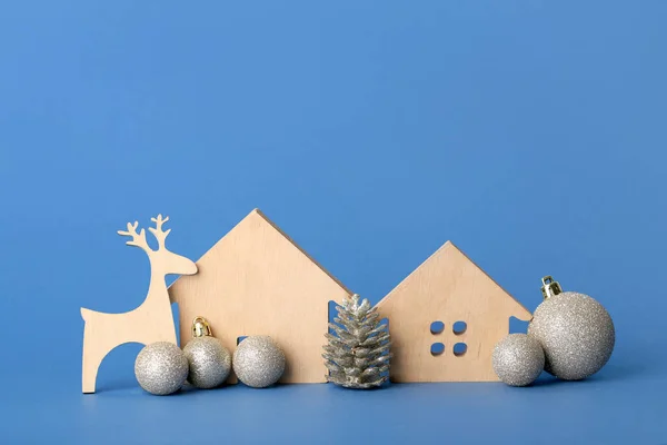 Σπίτι Φιγούρες Χριστουγεννιάτικη Διακόσμηση Μπλε Φόντο — Φωτογραφία Αρχείου