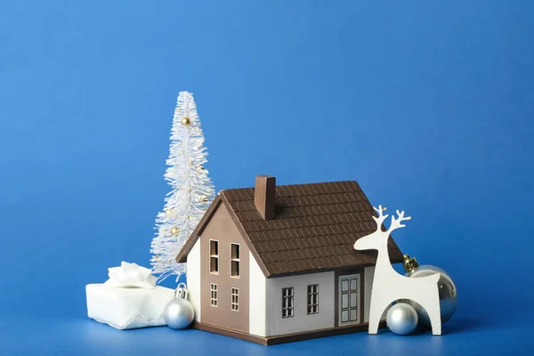 Dům Model Vánoční Výzdobou Dárek Modrém Pozadí — Stock fotografie