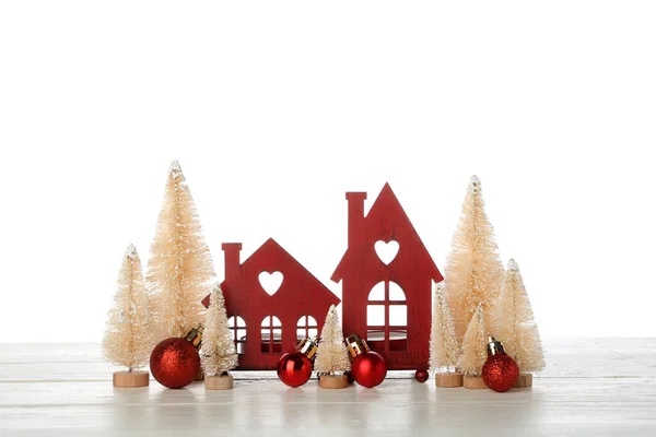Figury Domu Kulkami Świątecznymi Jodłami Stole Białym Tle — Zdjęcie stockowe