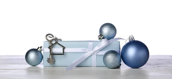 Ключ Нового Дома Рождественскими Шарами Подарок Столе Белом Фоне — стоковое фото