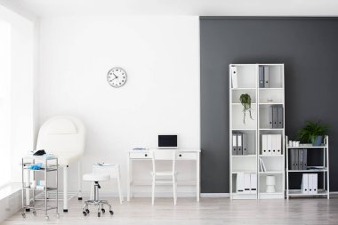 Kanepesi ve modern işyeri olan bir tıp bürosu.