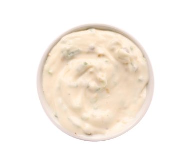 Lezzetli Sezar sosu beyaz arka planda kasede