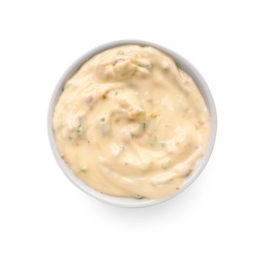 Lezzetli Sezar sosu beyaz arka planda kasede