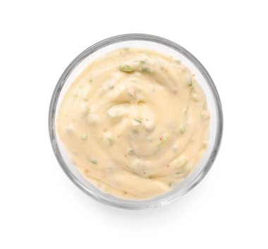 Beyaz arka planda cam kâse içinde leziz Sezar sosu