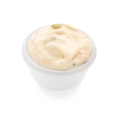 Sezar salatası sosu beyaz arka planda kasede