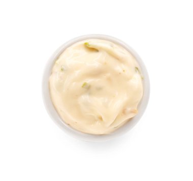 Sezar salatası sosu beyaz arka planda kasede