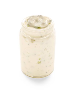 Beyaz arka planda lezzetli Sezar soslu kavanoz.