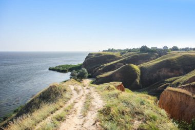 Yaz günü kil sahilli güzel bir deniz manzarası.