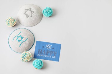 Davut Yıldızı ile Kippah 'lar, kapkekler ve yazılı kart Işık arkaplan üzerinde Mutlu Umutsuzluk Günü